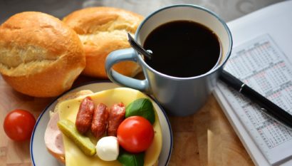 Frühstück, Kaffee und Brötchen
