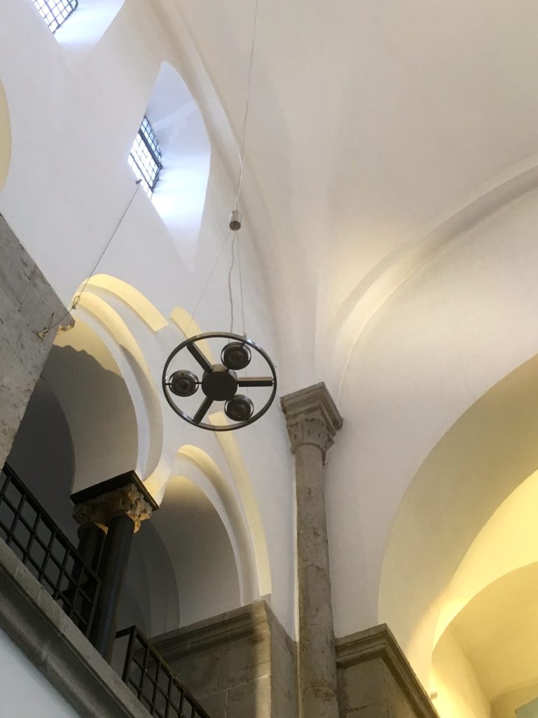 Ufos in der Kirche? Nein, somndern die neue Beleuchtung im Hauptschiff der Reformationskirche