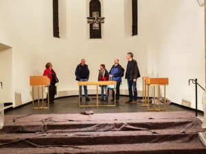 Fünf Personen vor dem neuen Lesepult, Abendsmahlstisch, Taufbecken und dem Kerzenständer aus gebürstetem Messing mit Birkenholzoberteilen