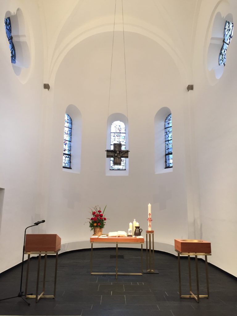 Der Altarraum der Reformationskirche mit neuem Abendmahlstisch, neuem Lesepult und neuem Taufbecken. Material: Messing und Birkenholz