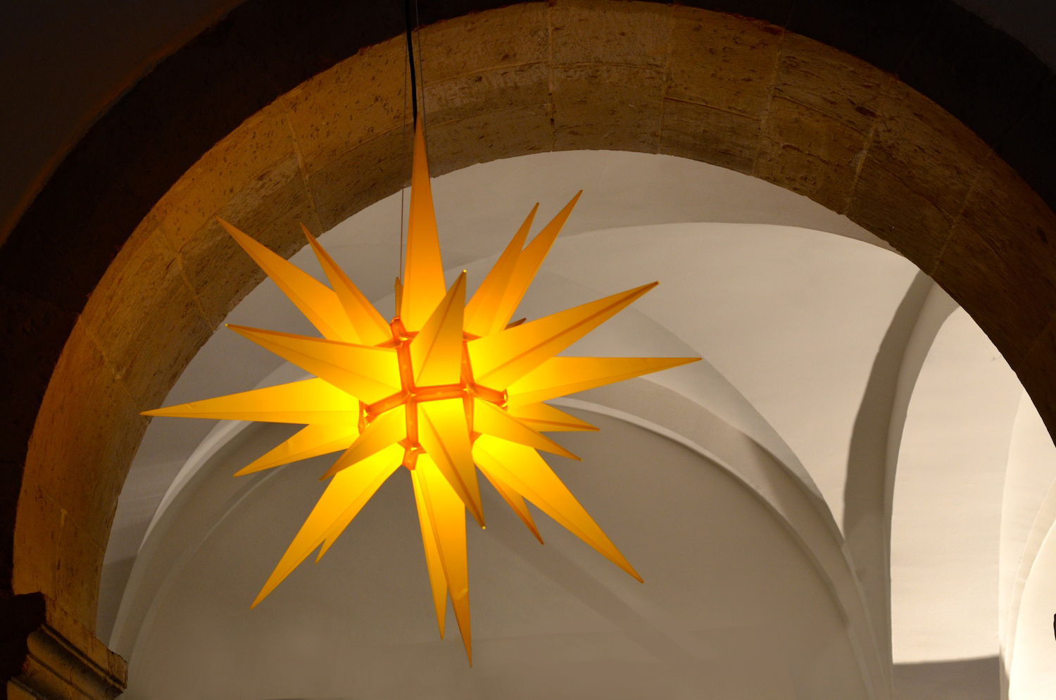 leuchtender Stern in der Reformationskirche