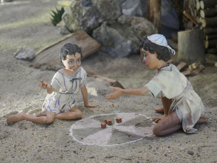 Zwei Kinderfiguren an der Krippe der Erlöserkirche