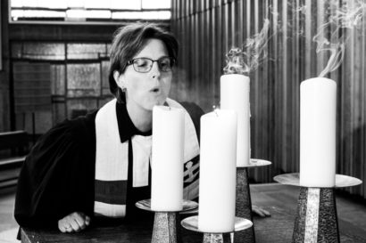 Nicole Hagemann in Talar SW- Kerzen ausblasen in der Friedenskirche