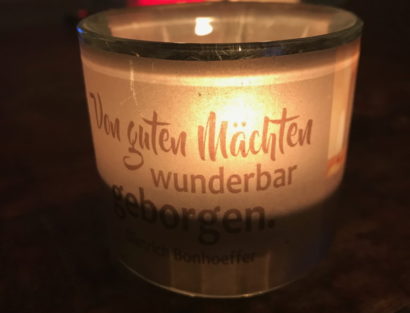 Kerze: Von guten Mächten wunderbar geborgen