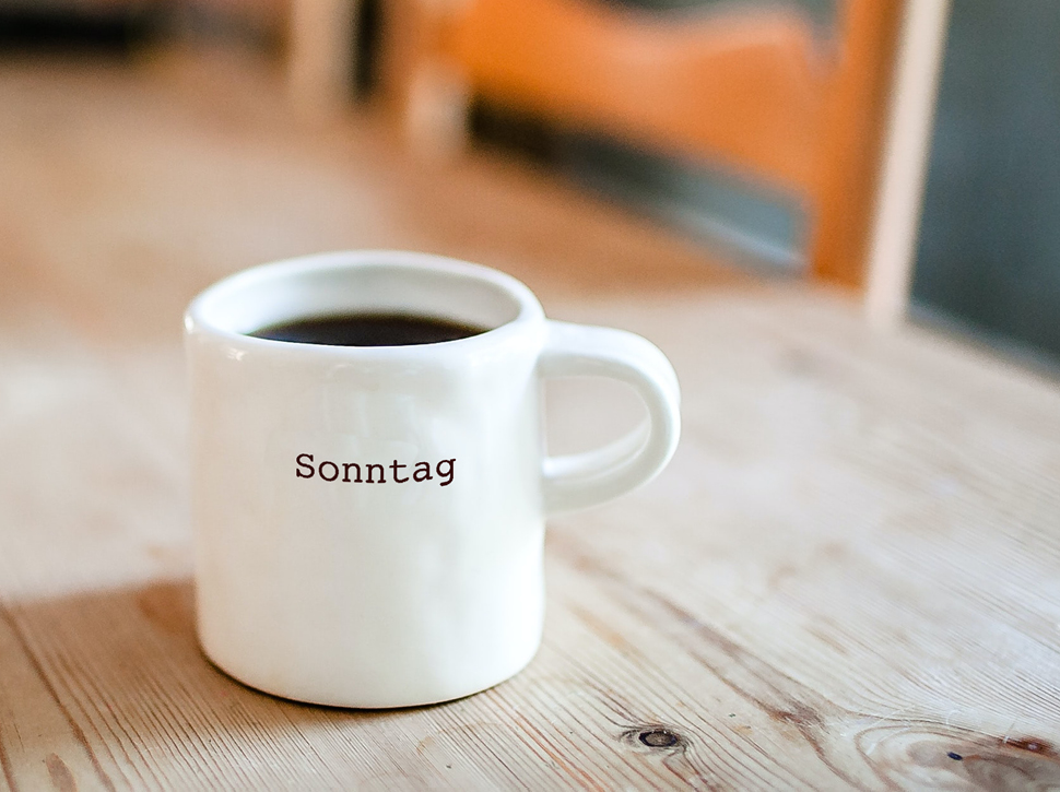 Kaffeetasse mit Aufschrift "Sonntag"