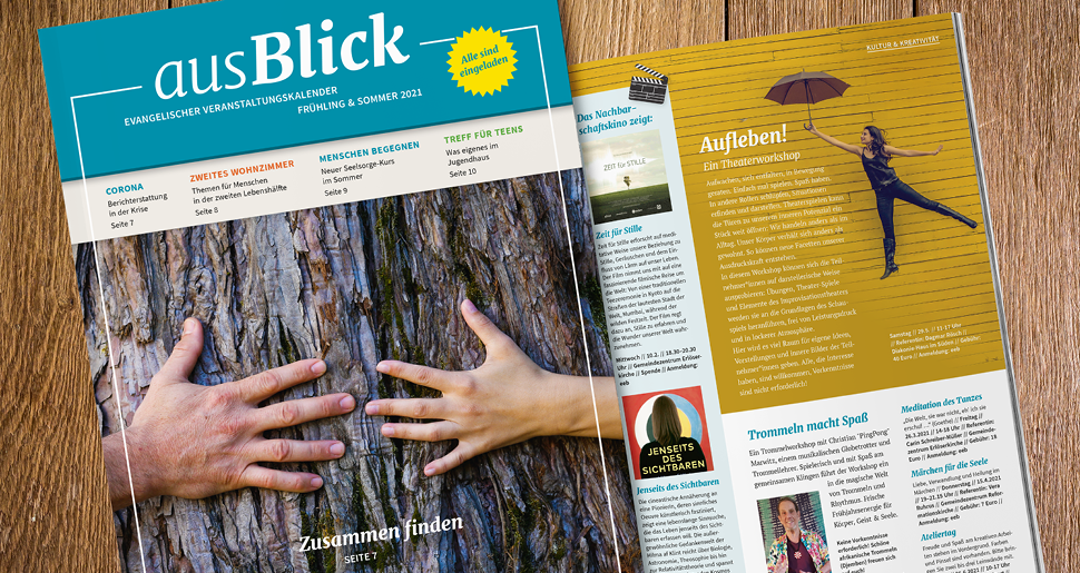 Titelbild des ausBlick Veranstaltungsmagazins / Zusammen finden – zwei Hände umfassen einen alten Baumstamm