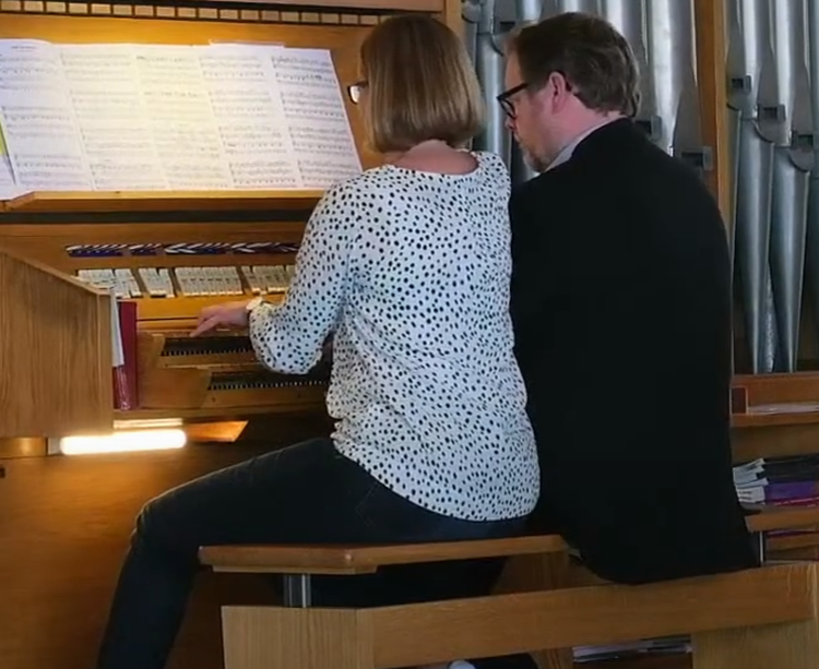 Michael und Anne Carnevali an der Orgel