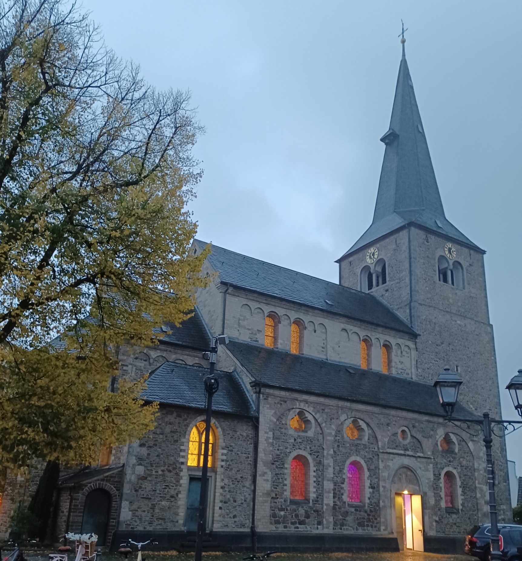Reformationskirche bunt beleuchtet